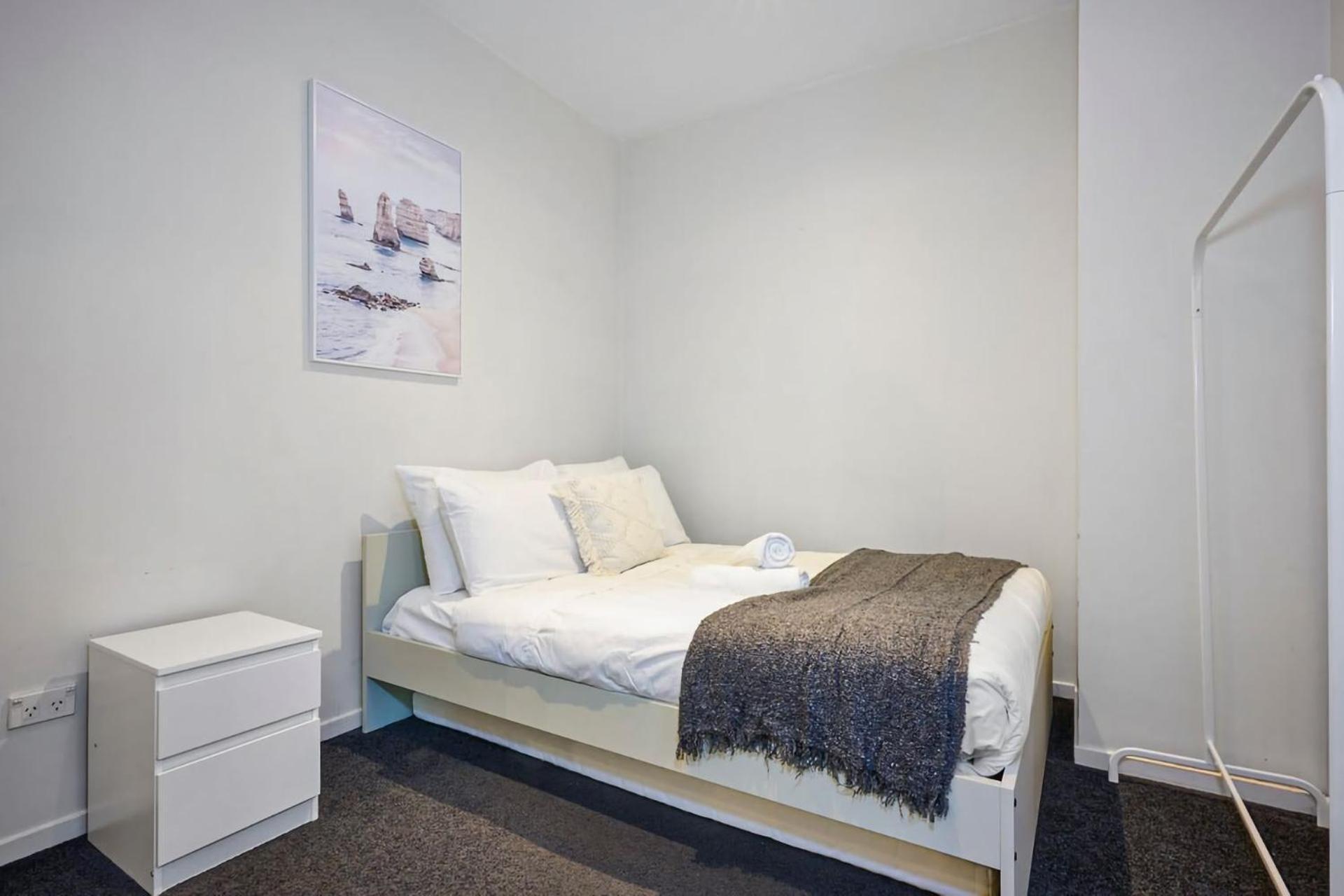 Collins Street Chic - Your Stylish Getaway Apartment